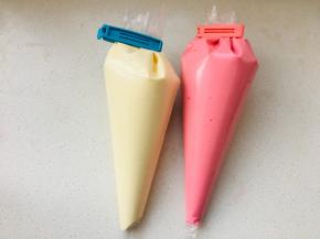 将翻拌好的蛋糊分别装入两个裱花袋中