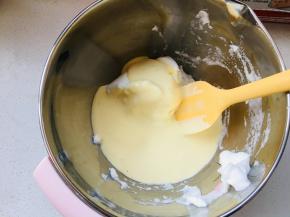 将蛋黄糊全部倒回到蛋白中，翻拌均匀