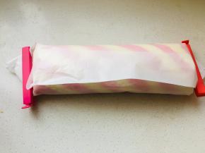 卷起后放入冰箱冷藏定型。