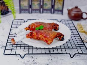 烤好的鸭腿取出，包上一块锡纸，这样吃起来方便又卫生。