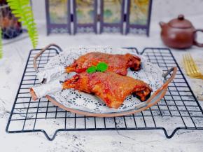 宝贝一个人吃两个。