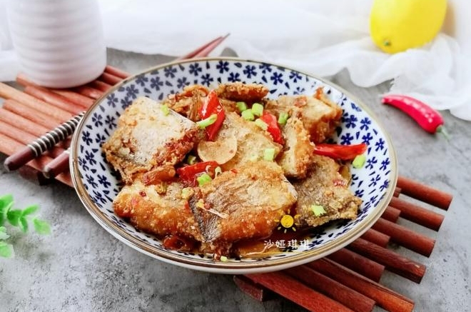 泡椒酸辣香酥带鱼