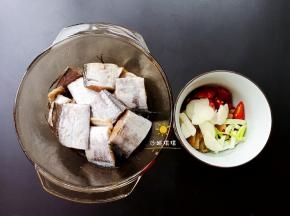 将带鱼洗净切段，加入适量料酒、盐、生抽拌匀腌制15分钟；配菜切成如图所示。