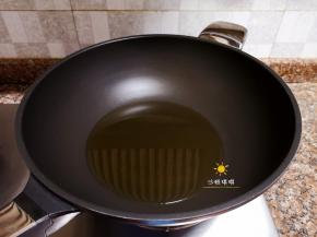 热锅倒油烧至六成热。