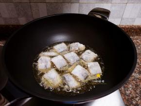 放入带鱼中火煎制。