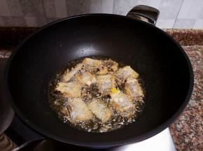 将带鱼煎至两面发黄即可。