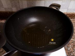 捞出煎好的带鱼块，锅里留少量油。