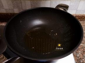 捞出煎好的带鱼块，锅里留少量油。