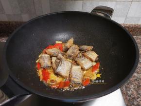 放入带鱼块翻炒2分钟即可出锅。