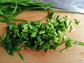 韭菜摘洗干净，切小粒