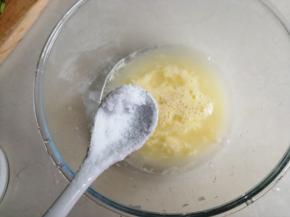 鸡蛋和水搅拌开，加入一点点盐拌匀