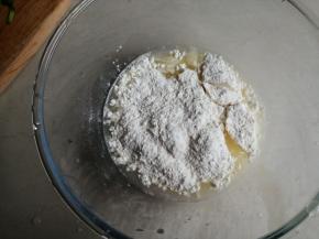倒入面粉