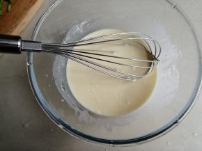 拌均匀，拌好的面糊很稀，不可挂在蛋抽上的，这样摊出来的饼才薄一些