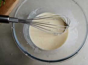 拌均匀，拌好的面糊很稀，不可挂在蛋抽上的，这样摊出来的饼才薄一些