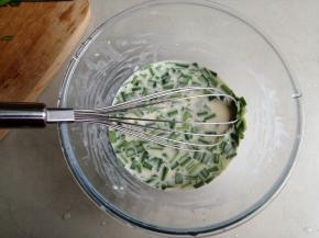 倒入韭菜粒拌匀