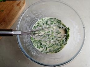 倒入韭菜粒拌匀