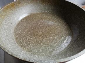 平底锅里刷一层油烧热