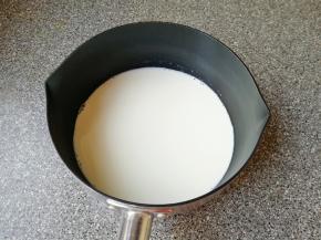 纯牛奶倒入小锅里，加入白砂糖，开最小火加热，搅动至白砂糖完全融化关火。