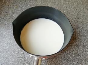 纯牛奶倒入小锅里，加入白砂糖，开最小火加热，搅动至白砂糖完全融化关火。
