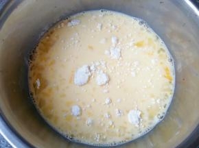 加入低筋面粉搅拌均匀。