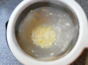 过筛，滤出蛋筋和小面疙瘩，蛋挞液就做好了。