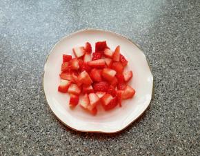 草莓洗干净切成小块。