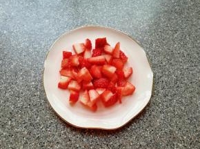 草莓洗干净切成小块。