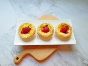 放上草莓鲜果装饰一下。