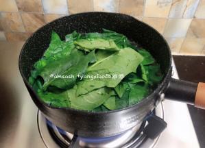 菠菜洗干净之后只取菠菜叶子，锅中注水烧开，把叶子烫软捞出过冷水
