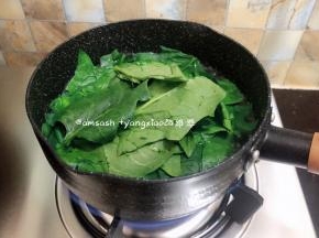 菠菜洗干净之后只取菠菜叶子，锅中注水烧开，把叶子烫软捞出过冷水