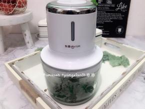 把菠菜捞出倒入料理机，加入少许水打成汁，然后倒出来称一下重量，把菠菜汁加到160克备用