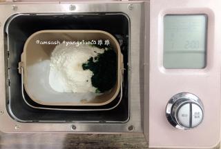 把中筋粉300克，酵母3克，细砂糖20克，和打好的菠菜汁150克，倒入面包机桶内，启动面包机和面功能，揉成团。揉到面成团之后把10g的食用油放入面团中继续揉至面团光滑，我这里揉了20分钟