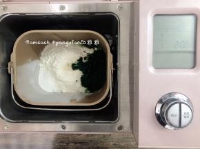 把中筋粉300克，酵母3克，细砂糖20克，和打好的菠菜汁150克，倒入面包机桶内，启动面包机和面功能，揉成团。揉到面成团之后把10g的食用油放入面团中继续揉至面团光滑，我这里揉了20分钟