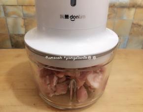 趁着揉面的空闲，接下来开始制作馅料，把猪肉打成肉末