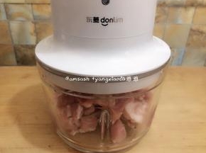 趁着揉面的空闲，接下来开始制作馅料，把猪肉打成肉末