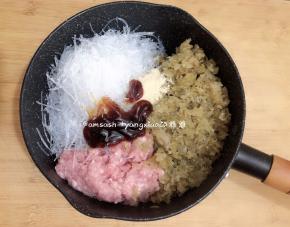 粉丝提前泡软，泡好的粉丝用水清洗沥干水分，然后切碎放入锅中，酸菜泡洗切短用水洗，挤干水份，如此反复多洗两遍，这样酸菜不会太酸这样包出来才好吃，然后用料机把碎，然后把蚝油，鸡粉，倒入锅中，顺时针搅拌均匀即可使用（馅料中不需要加盐，只需加蚝油就可以了，蚝油中也有咸味。而酸菜中有了酸中带咸，所以就算洗过了也是还有味道的）