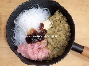 粉丝提前泡软，泡好的粉丝用水清洗沥干水分，然后切碎放入锅中，酸菜泡洗切短用水洗，挤干水份，如此反复多洗两遍，这样酸菜不会太酸这样包出来才好吃，然后用料机把碎，然后把蚝油，鸡粉，倒入锅中，顺时针搅拌均匀即可使用（馅料中不需要加盐，只需加蚝油就可以了，蚝油中也有咸味。而酸菜中有了酸中带咸，所以就算洗过了也是还有味道的）