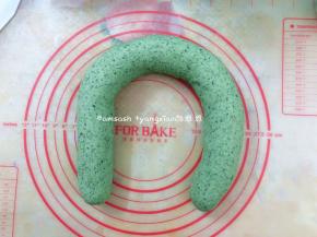 把揉好的面团搓成长条