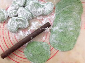 把每个剂子都滚上面粉，然后用保鲜袋盖住以免面团表面被风干，膜松弛10分钟，冬天室温松弛时间可能略延长5～10分钟，用擀面杖擀出中间厚边缘薄的面皮就可以，实在不会擀，边缘用手捏薄也完全可以的，擀好的面皮依然用保鲜膜盖住