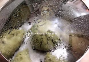 直接开中火蒸12分钟，蒸好后不要马上开盖子，焖3分钟后将盖子打开一条缝，慢慢放气，待蒸汽放得差不多了才完全开盖。以防蒸好后的包子遇到冷空气造成回缩问题