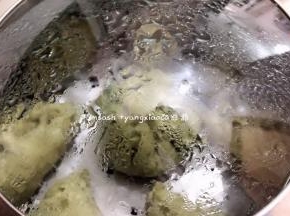 直接开中火蒸12分钟，蒸好后不要马上开盖子，焖3分钟后将盖子打开一条缝，慢慢放气，待蒸汽放得差不多了才完全开盖。以防蒸好后的包子遇到冷空气造成回缩问题