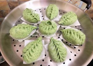 蒸锅此时可以加入水开小火微微加热，让整个锅体以及内部温热湿润，同时把包好的包子底部垫油纸放在蒸上，放的时候要留出空间来，以免发酵的时候包子都挤在一起了，蒸锅关火，盖上锅盖发酵15分钟，发酵好的休积明显变大