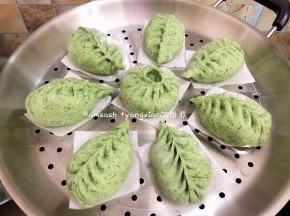 蒸锅此时可以加入水开小火微微加热，让整个锅体以及内部温热湿润，同时把包好的包子底部垫油纸放在蒸上，放的时候要留出空间来，以免发酵的时候包子都挤在一起了，蒸锅关火，盖上锅盖发酵15分钟，发酵好的休积明显变大