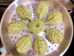 蒸好的菠菜包子就出炉啦，胖胖哒，一出炉就连吃了两个