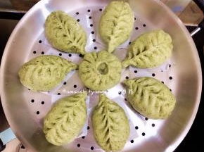 蒸好的菠菜包子就出炉啦，胖胖哒，一出炉就连吃了两个