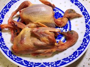 乳鸽宰杀后，去毛、去内脏，清洗干净