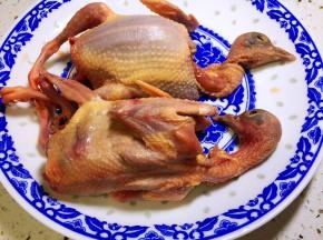 乳鸽宰杀后，去毛、去内脏，清洗干净