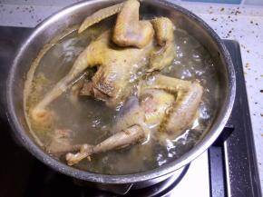 乳鸽凉水下锅，焯水去血沫