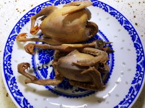 乳鸽焯水后洗净沥干水分