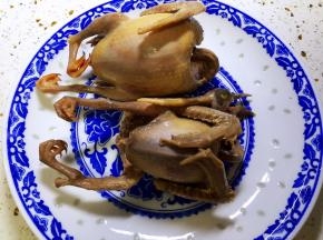 乳鸽焯水后洗净沥干水分